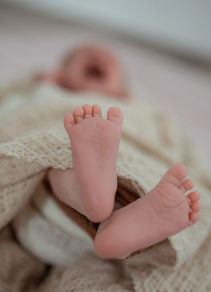 babybilder, babyfotos, sensible neugeborenen fotos, liebevolle Babyfotos von Fotografen Northeim, Göttingen, Osterode im Fotostudio von Anika Hellemann in Katlenburg.