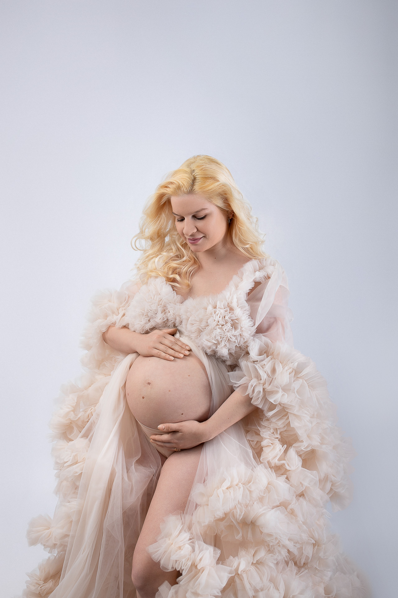 Babybauchbilder mit besonderen Kleidern. Shootingkleiderschrank mit stilvollen Kleidern